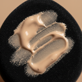Close-up van formule op de sponsapplicator